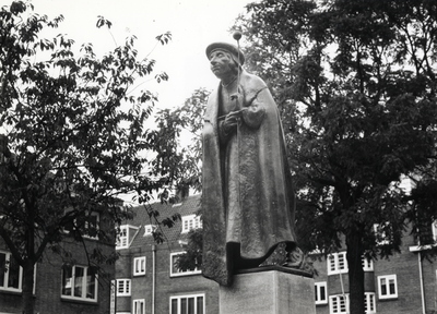 404286 Afbeelding van het beeld van Jan van Scorel in het plantsoen aan de Hobbemastraat te Utrecht.